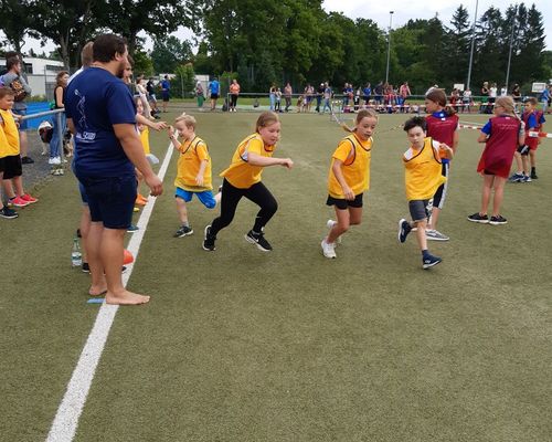122 Kinder messen sich in Leichtathletik-Disziplinen
